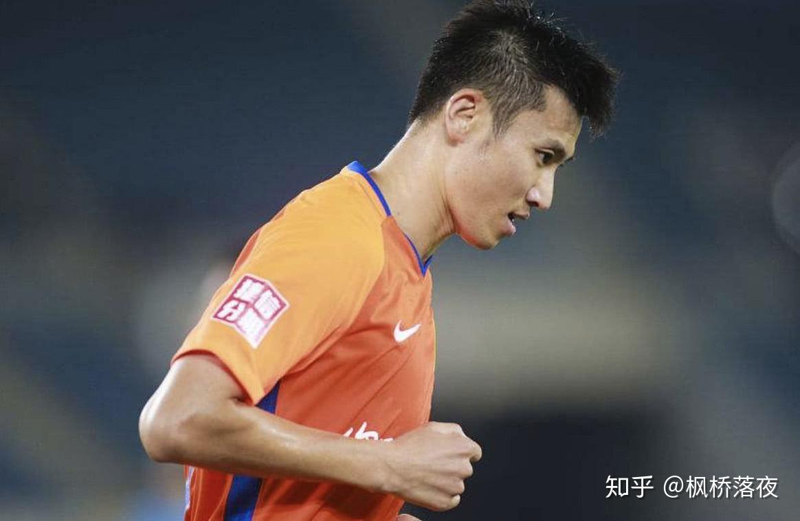 包含新疆广汇训练开放日，关键时刻外线爆发引欢呼，中超在即，球探报告显示潜力的词条